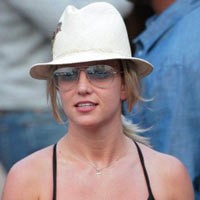 Britney Spears Jadi  Pelayan Bar