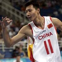 Yi Jianlian Belum Bisa Ikuti Yao Ming