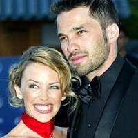 Oliver Wajib Nikahi Kylie Minogue