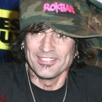 Rod Stewart Restui Tommy Lee Pacari Anaknya