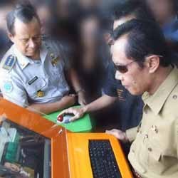Internet Halte Busway, Sedikit Pengguna Banyak Pelirik