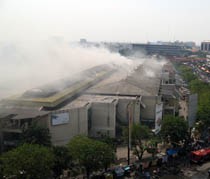 Asap Tebal Masih Mengepul di Pasar Turi