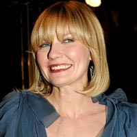 Takut Terbang, Kirsten Dunst Bawa Headphone