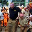 Ketika Si Bule Adu Balap Karung dengan Bocah SD