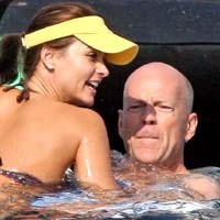 Bruce Willis Mesra dengan Playmate Playboy