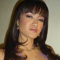 Goyangan Hot Julia Perez Bikin Suami Pusing