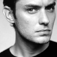 Jude Law Buru Model Pakaian Dalam