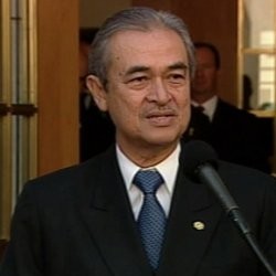 PM Malaysia Dihadiahi Ponsel Emas 24 karat