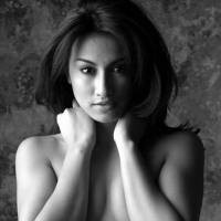 Foto Bugil Beredar, Davina Malah Senyum