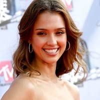 Jessica Alba Diselingkuhi Pacar 