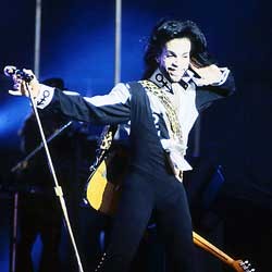 Artis Kawakan Serang Internet