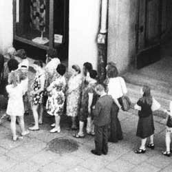 Bermodal Ponsel, Tak Perlu Antri Makan