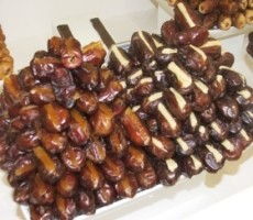 Mencicipi Kurma Nabi di  Butik Kurma