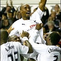 Defoe Bertahan Karena Fans