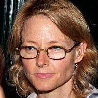 Jodie Foster Pakai Alat Bantu Dengar