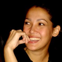 Bantah Hamil, Mieke Amalia Tutupi Perut 