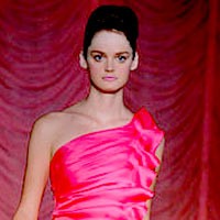 One Shoulder Kembali In di Runway