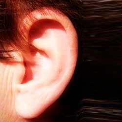 Kebanyakan Pakai Ponsel Bisa Bikin Budeg