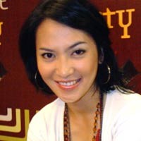 Dianggurin Suami, Tina Zakaria Gugat Cerai Lagi