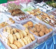 Belanja Takjil di Pasar Ramadhan