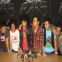 Nidji Ngamen di Paris