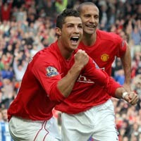 Menang Besar, MU Bertahta