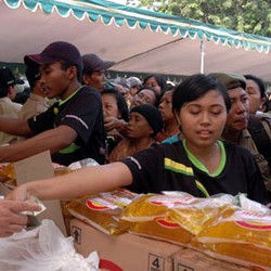 3 Kecamatan di Surabaya Dapat Paket Sembako Murah