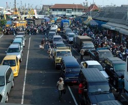 Penyeberangan Ujung Surabaya Mulai Padat