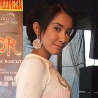 Cut Memey Dadanya Bergetar Karena Handphone