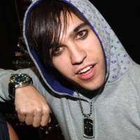 Pete Fall Out Boy Patah Kaki Saat Konser