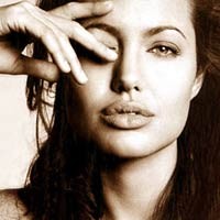 Angelina Jolie Malu Bugil di Beowulf 