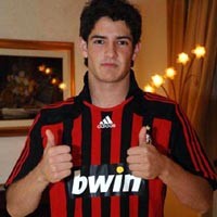 Pato Lebih Baik daripada Ronaldinho