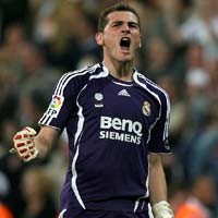 Keberanian Spurs Mengincar Casillas