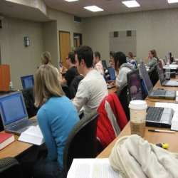 Facebook Bikin Profesor Benci Laptop di Kelas