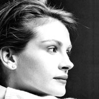 Julia Roberts Desain Gelang Armani