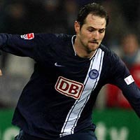 Karlsruhe Pertahankan Posisi Empat