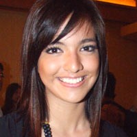 Nia Ramadhani Berbikini di Jembatan Ancol