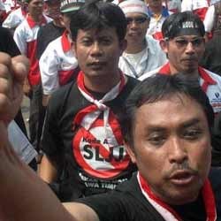 Karyawan Telkom Demo di Gerbang Indosat 