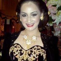 Mona Ratuliu Pakai Kebaya Menantang
