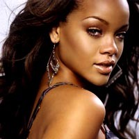 Rihanna Jadi Rocker di Karaoke