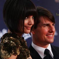 Katie Holmes Goda Suami Pakai Rok Mini