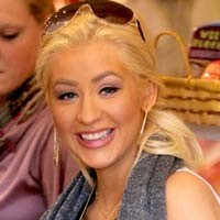 Christina Aguilera Pilih Melahirkan Caesar