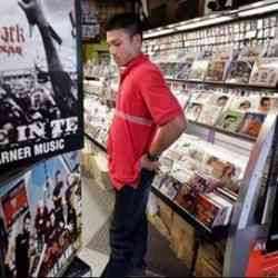 Pemasok Jutaan CD Bajakan Malaysia Digasak