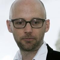 Menginap di Hotel, Moby Minta Fans?