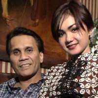 Natal, Yuni Shara Hadiahi Suami Sepatu