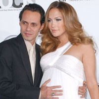 Hamil, Jennifer Lopez Nangis Terus