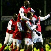 Arsenal Kembali ke Puncak