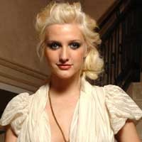 Pakai Cincin, Ashlee Simpson Dikabarkan Tunangan