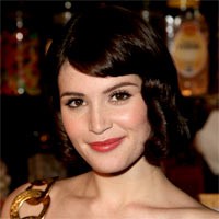 James Bond Gandeng Bond Girl Baru