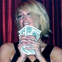 Paris Hilton Sebar Uang di Klub